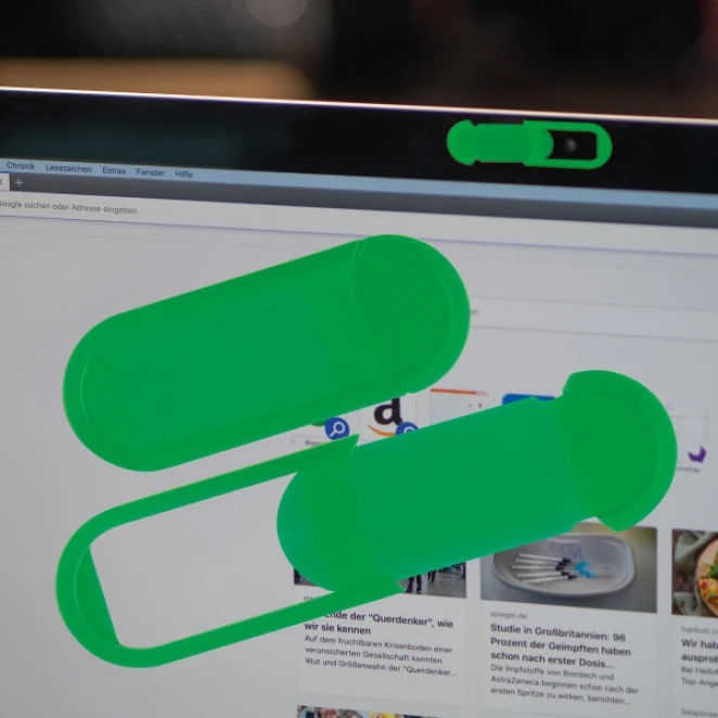 Zaślepka na kamerę w laptopie z logo firmy Zdjęcie