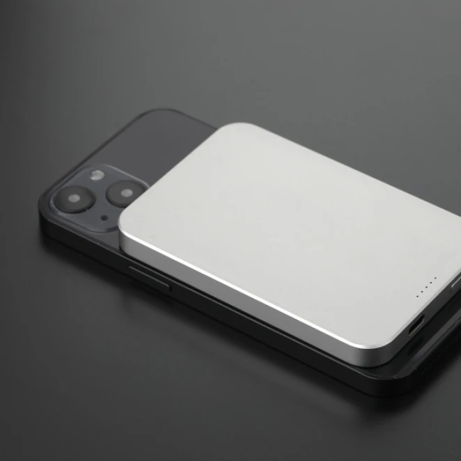 Power bank 5000 mAh z ładowarką indukcyjną Magsafe do drukowania logo Zdjęcie 2